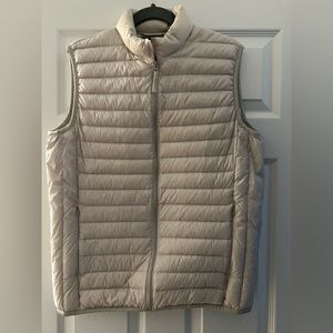 Uniqlo lightweight vest, never worn, size medium.